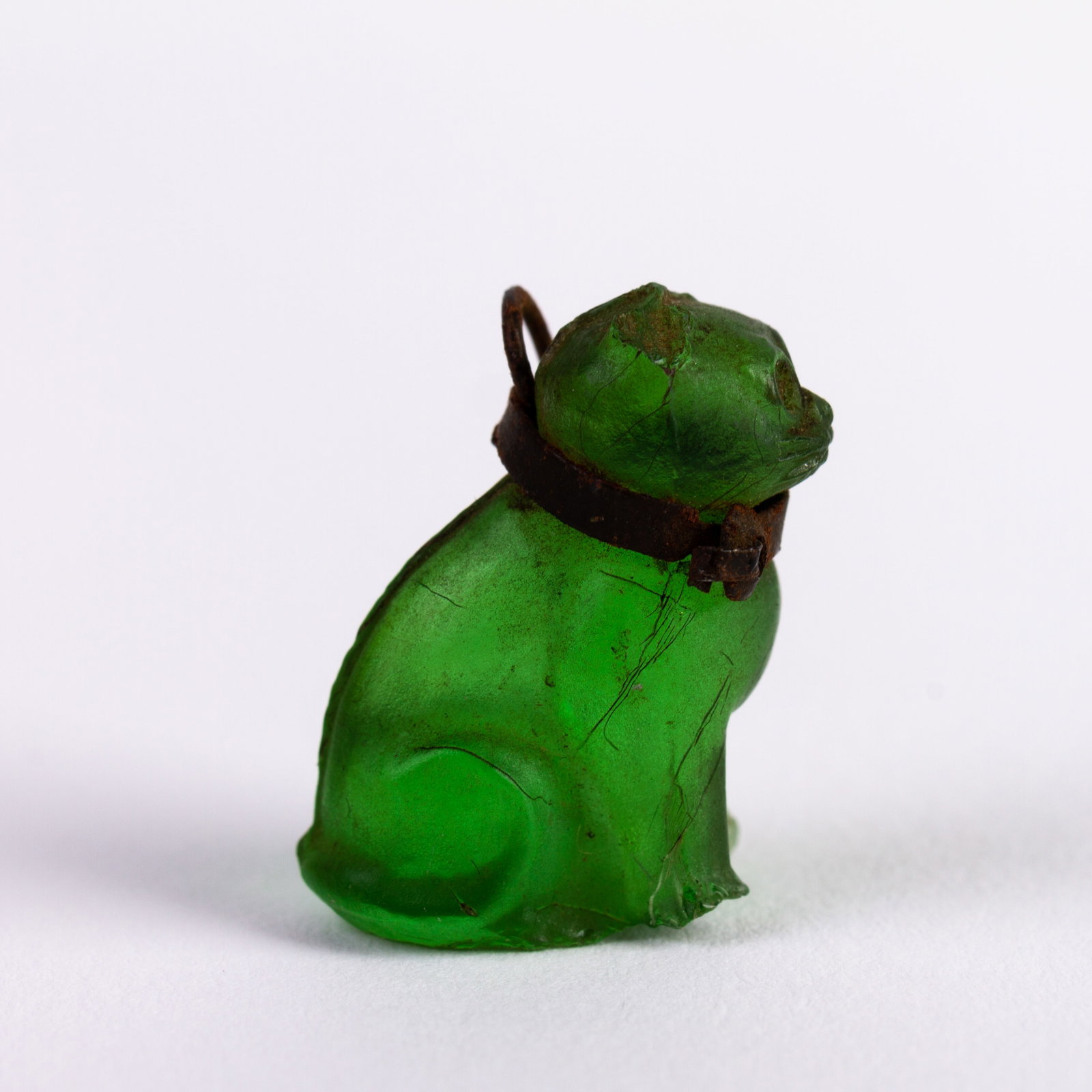 Czech Glass Seated Cat Charm: DIMENSIONS APPROX 2.5x2.5x1CM.