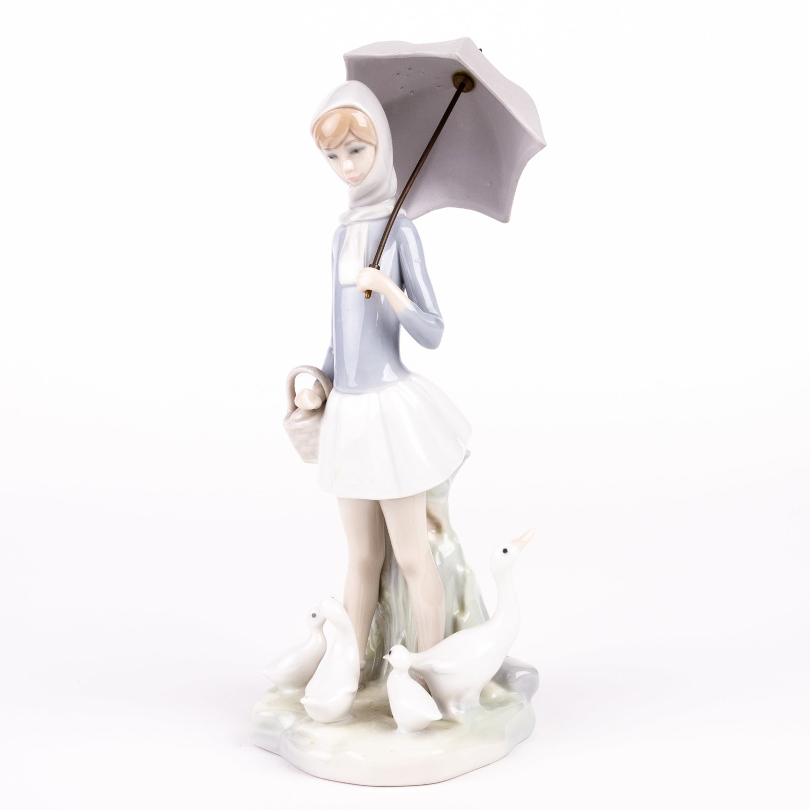 Lladro Fine Porcelain Girl with Hens Figure: DIMENSIONS APPROX 11x12x25.5CM.