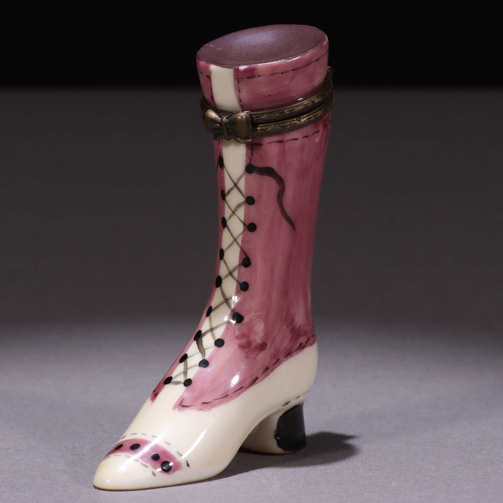 Novelty Victorian Porcelain Boot Pillbox: MEASURING APPROX 8.2 X 5.8CM.