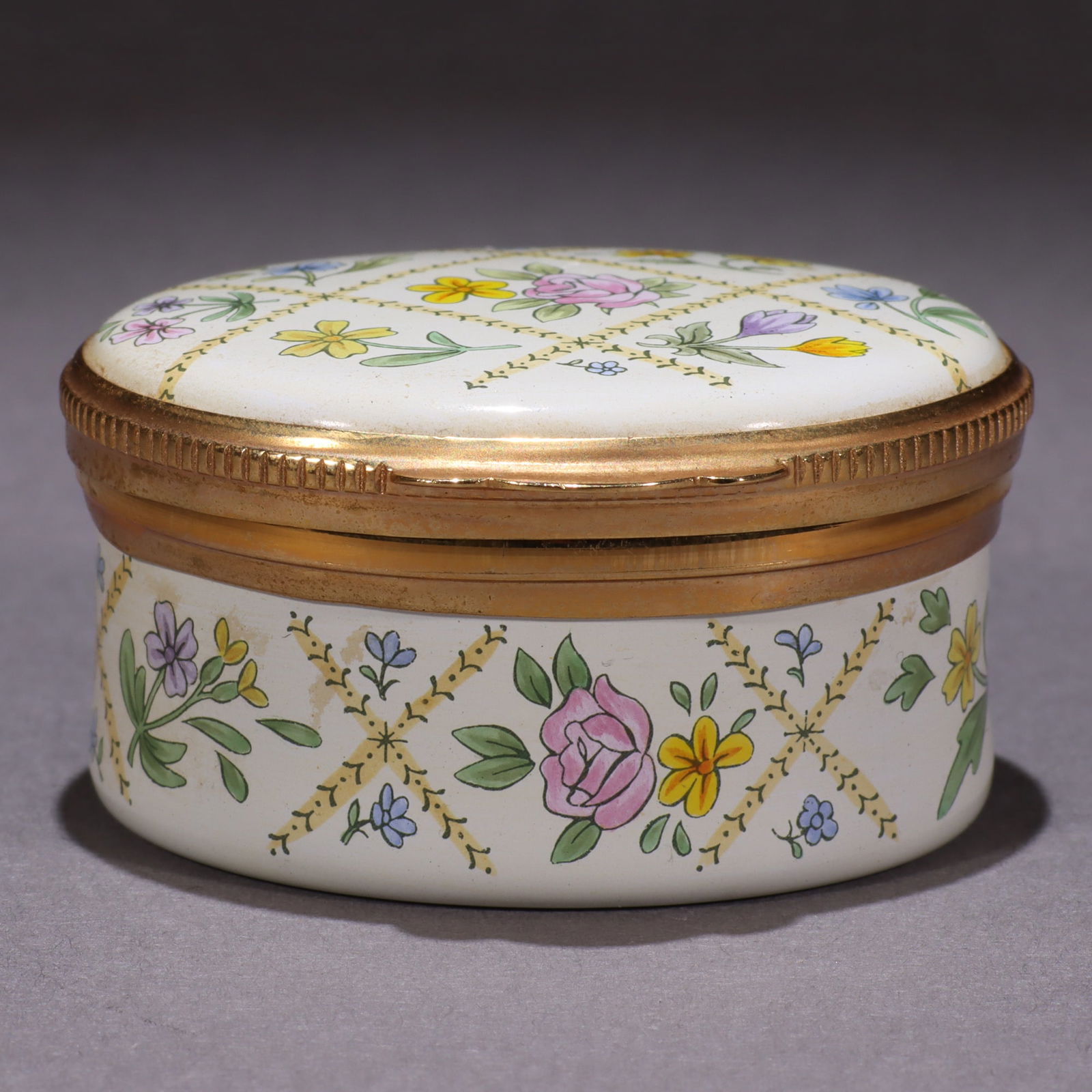 Fine English Porcelain Enamel Pillbox: MEASURING APPROX 4.5 x 2.5cm