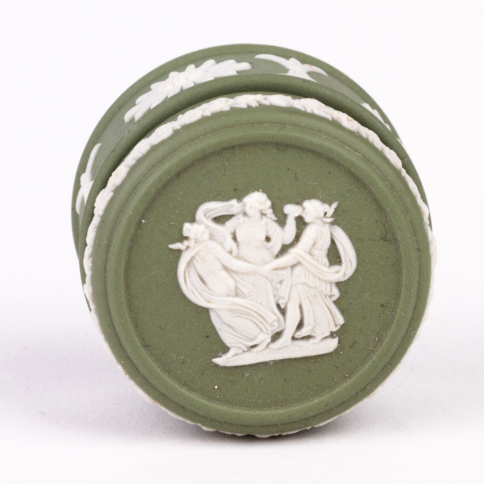 Wedgwood Green Jasperware Bas Relief Trinket Box Neoclassical: DIMENSIONS APPROX 3.5x4.5x4.5CM.