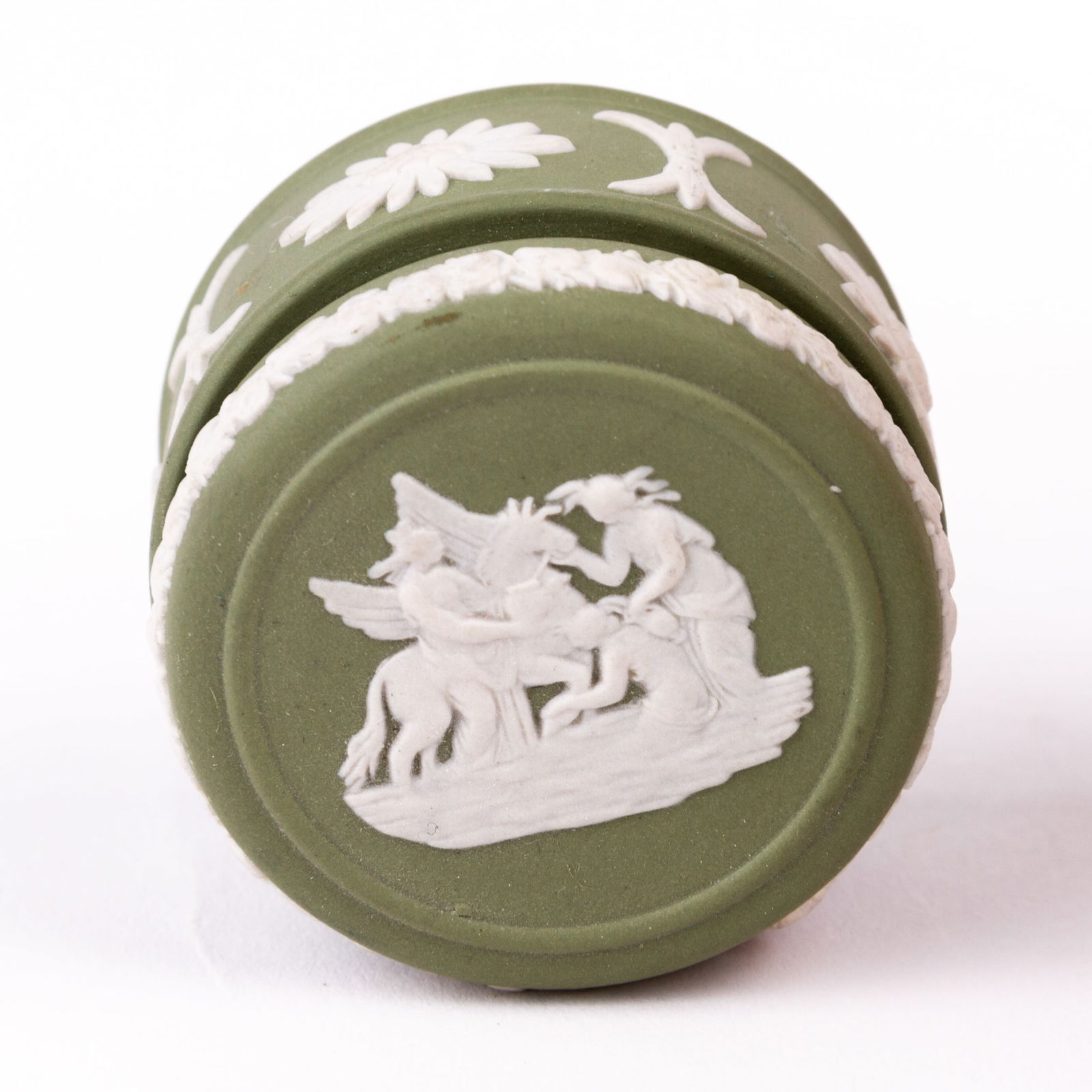 Wedgwood Green Jasperware Bas Relief Trinket Box Neoclassical: DIMENSIONS APPROX 3.5x4.5x4.5CM.