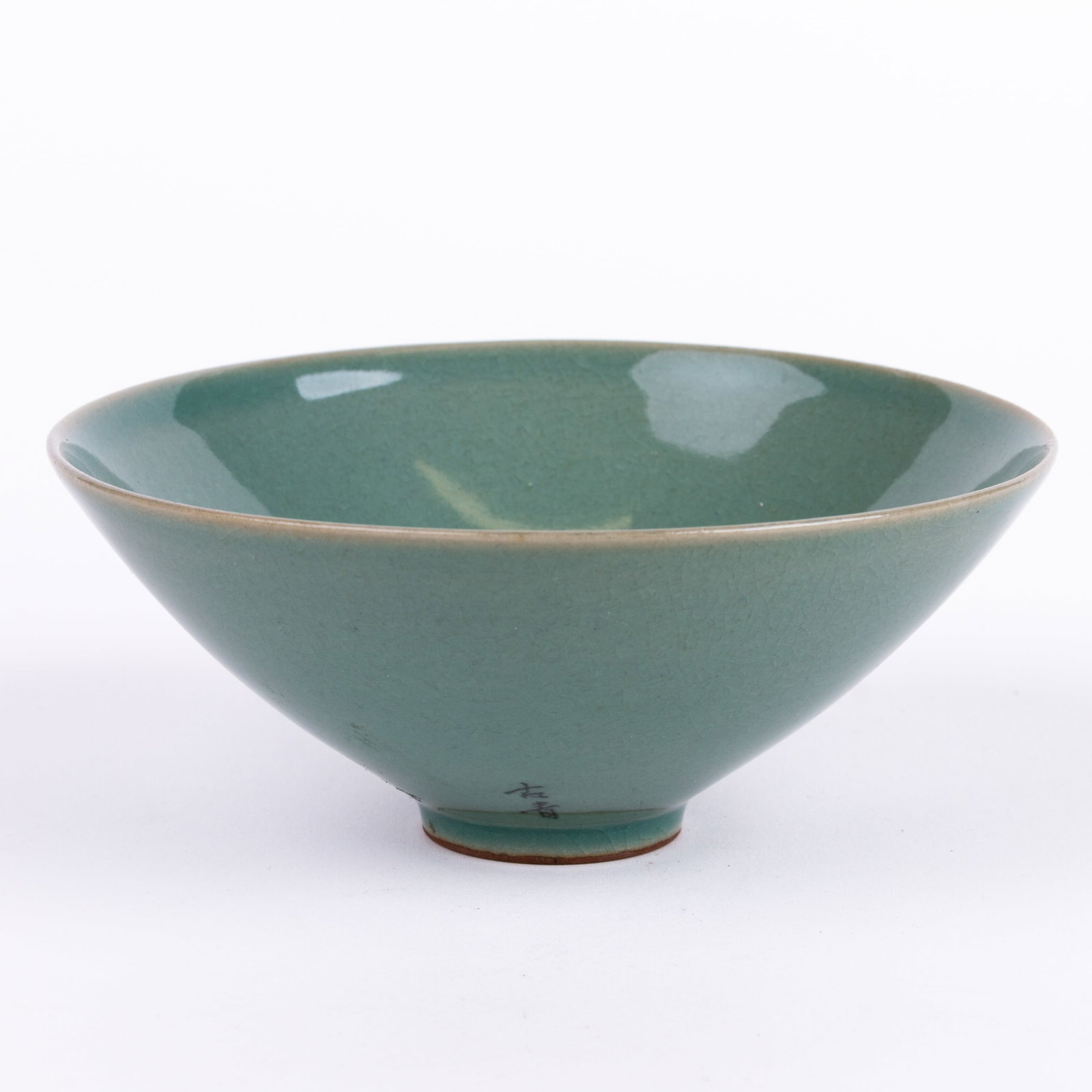 Signed Korean Crackle Glazed Porcelain Bowl: DIMENSIONS APPROX 14.5x14.5x6CM.