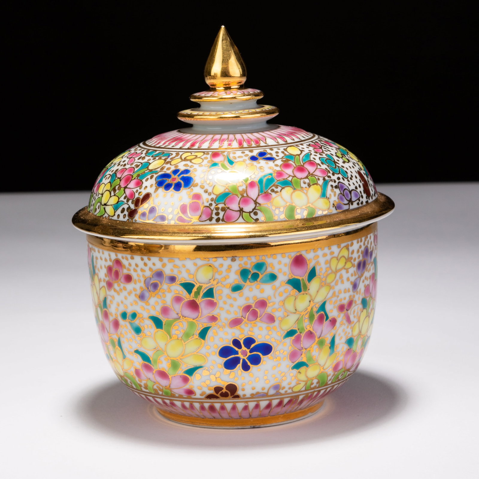 Thai 24KT Gold Porcelain Benjarong Lidded Trinket Box: MEASURES APPROX 11.5 X 14.5CM HIGH. Please follow us on Instagram to stay updated with our current and future auctions: @albinus_auctions. Study all photographs carefully to get an accurate representa