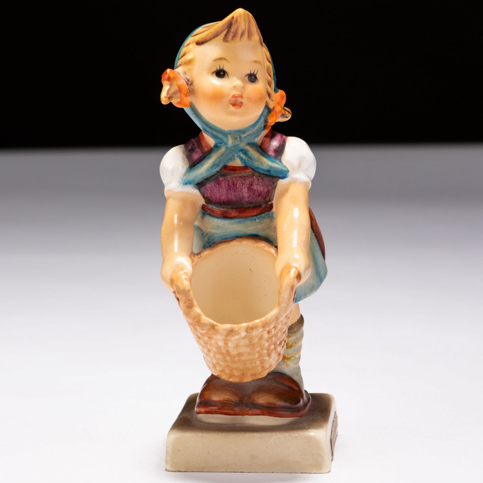 Goebel Hummel German Porcelain Figure: MEASURES APPROX 10.5 X 5.5CM.