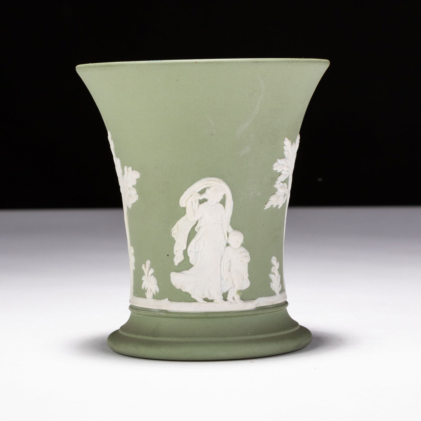 Wedgwood Green Jasperware Neoclassical Vase: MEASURES APPROX 8.5 X 10CM HIGH.