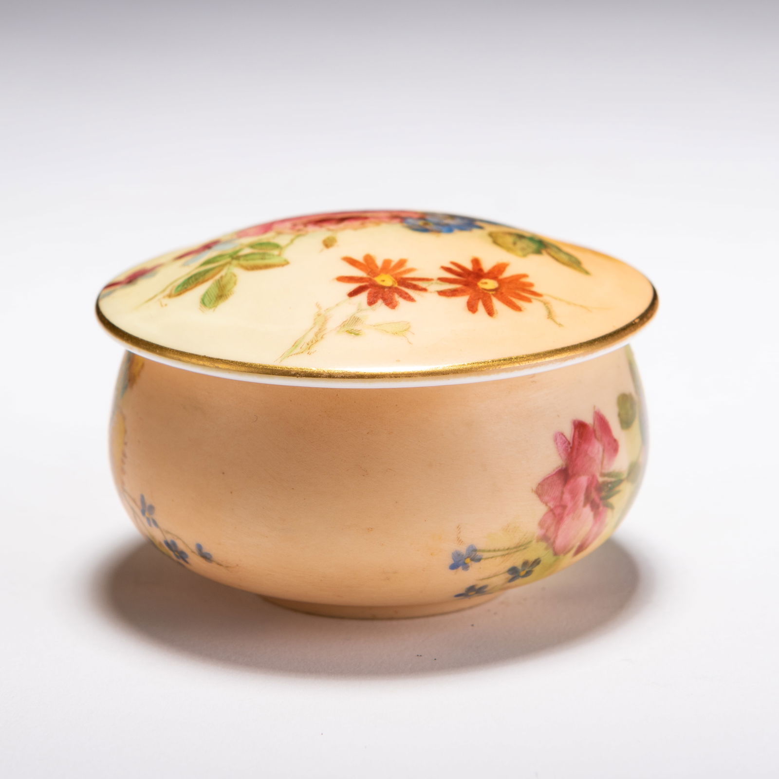 Royal Worcester Blush Porcelain Art Nouveau Pillbox: MEASURING APPROX 6.5 X 4CM.