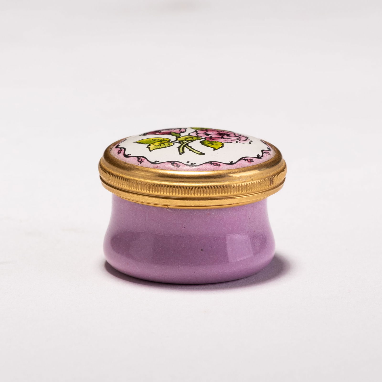 Fine Enamel Porcelain Pillbox by Halcyon Days: MEASURING APPROX 2.5 X 1.6CM.