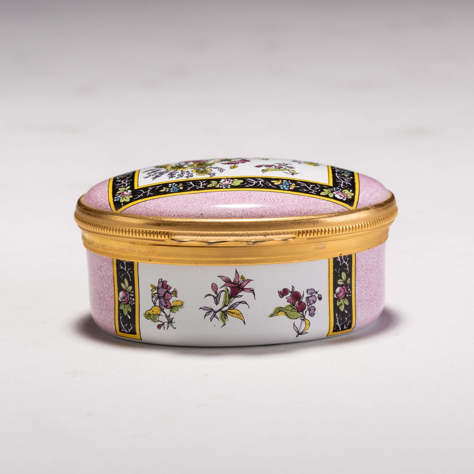 Fine Enamel Porcelain Pillbox by Halcyon Days: MEASURING APPROX 5.5 X 4.5 X 2.6CM.