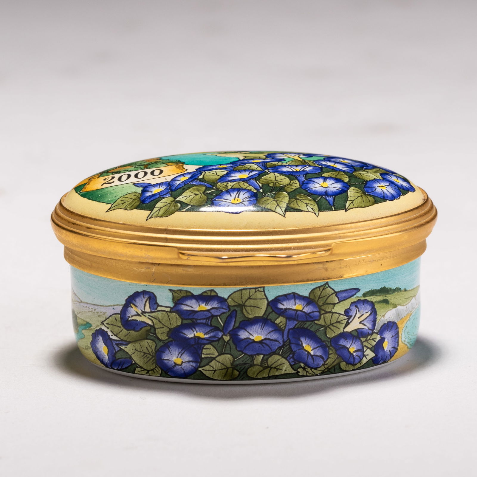 Fine Enamel Porcelain Pillbox by Halcyon Days: MEASURING APPROX 5.5 X 4.5 X 2.6CM.