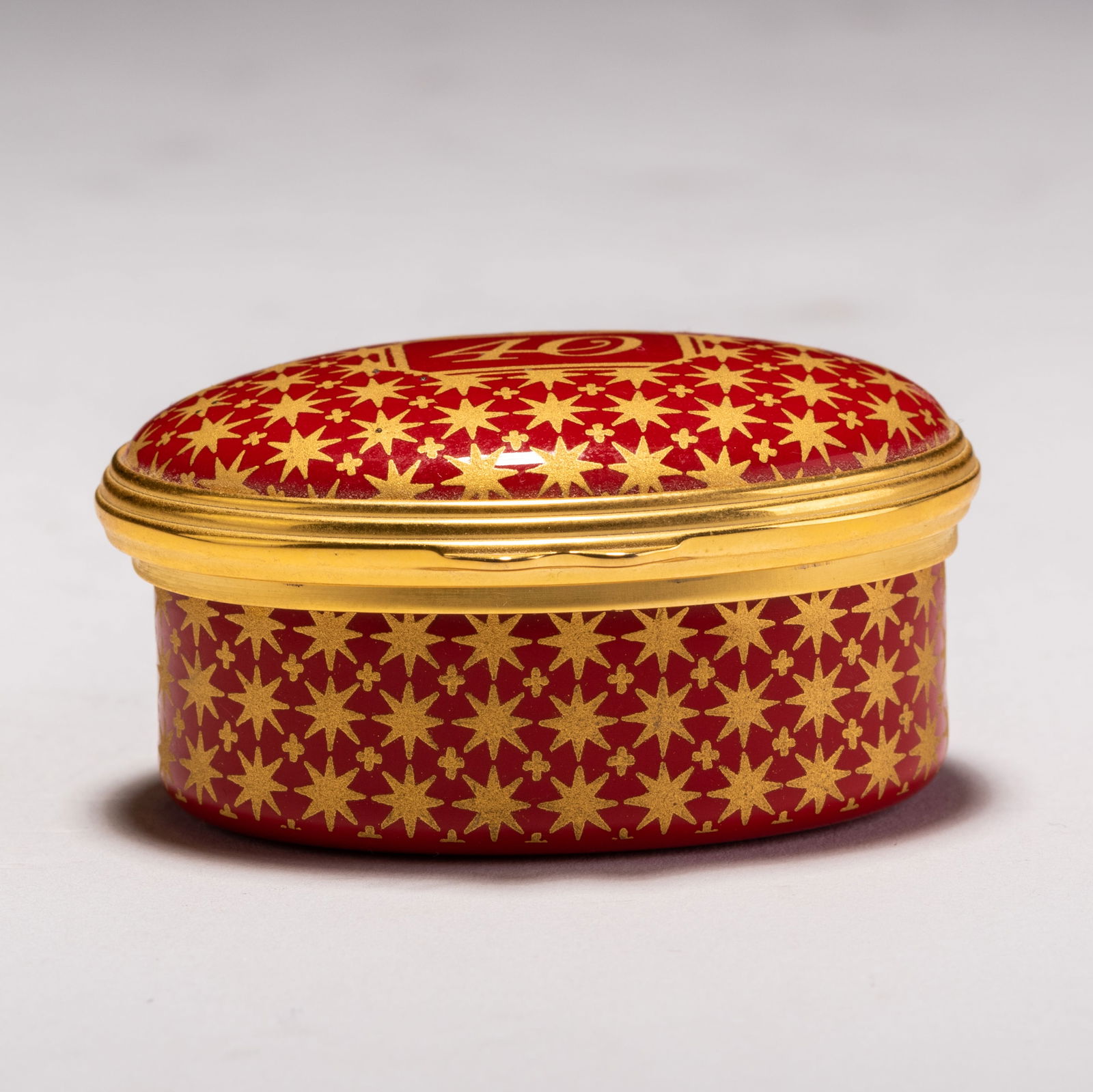 Fine Enamel Porcelain Pillbox by Halcyon Days: MEASURING APPROX 5.5 X 4.5 X 2.6CM.