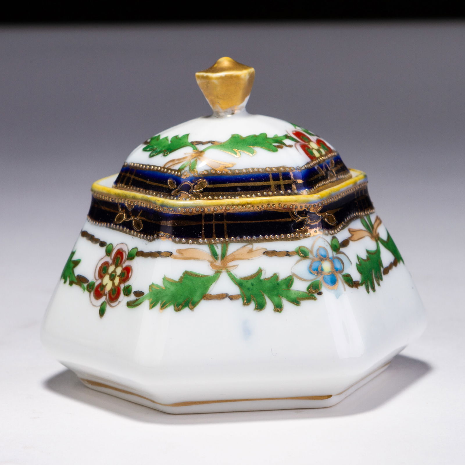 Noritake Japanese Porcelain Trinket Box: MEASURING APPROX 8 X 7.5CM HIGH.
