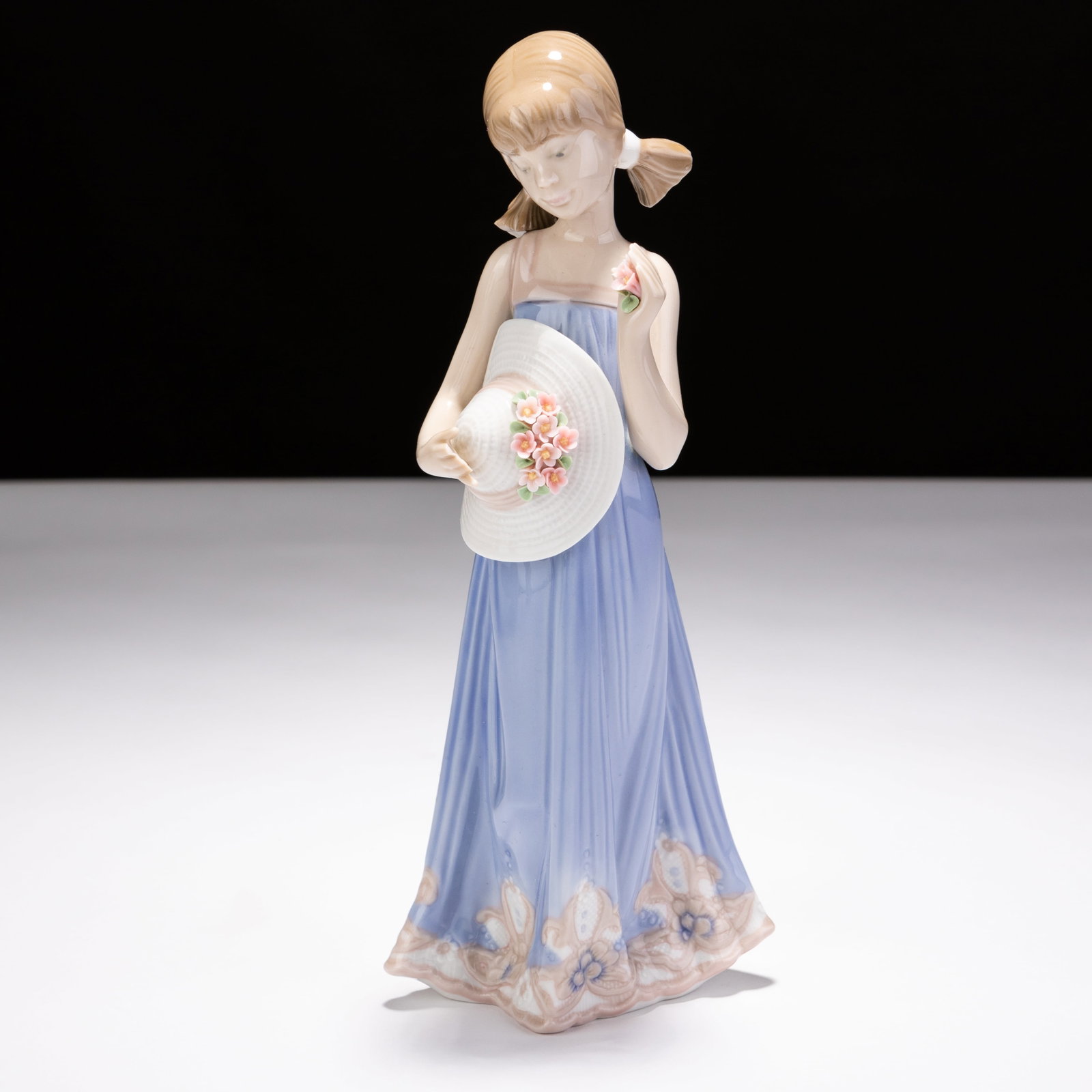 Lladro Fine Porcelain Figure: MEASURING APPROX 20.5 X 8CM.