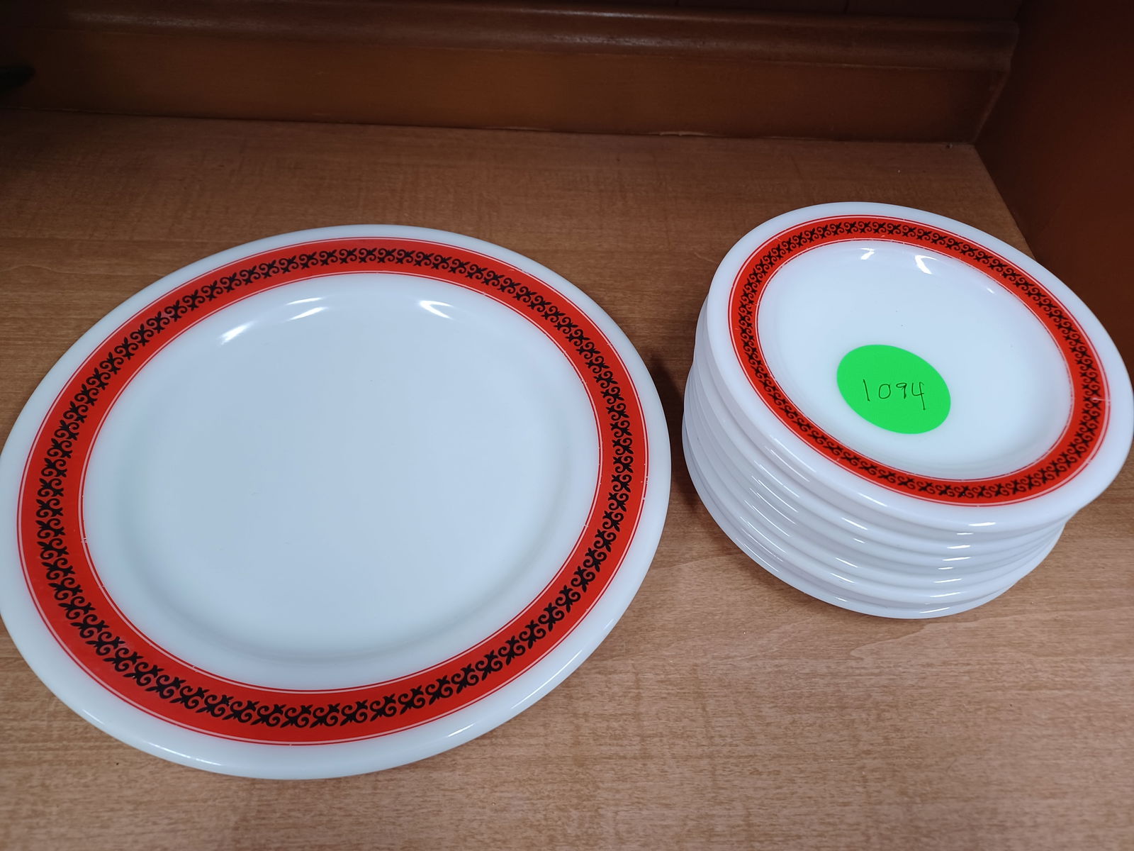 Vintage Lot of Pyrex Red Laurel Leaf Plates: 1 9.5" plate / 9 5.5" dessert plates