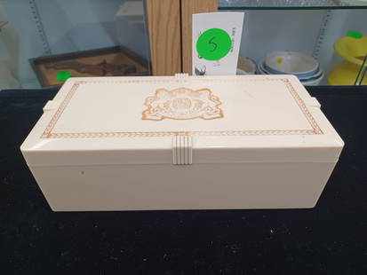 Vintage 1930's Phillip Morris Plastic Cigar Case: See photos for details