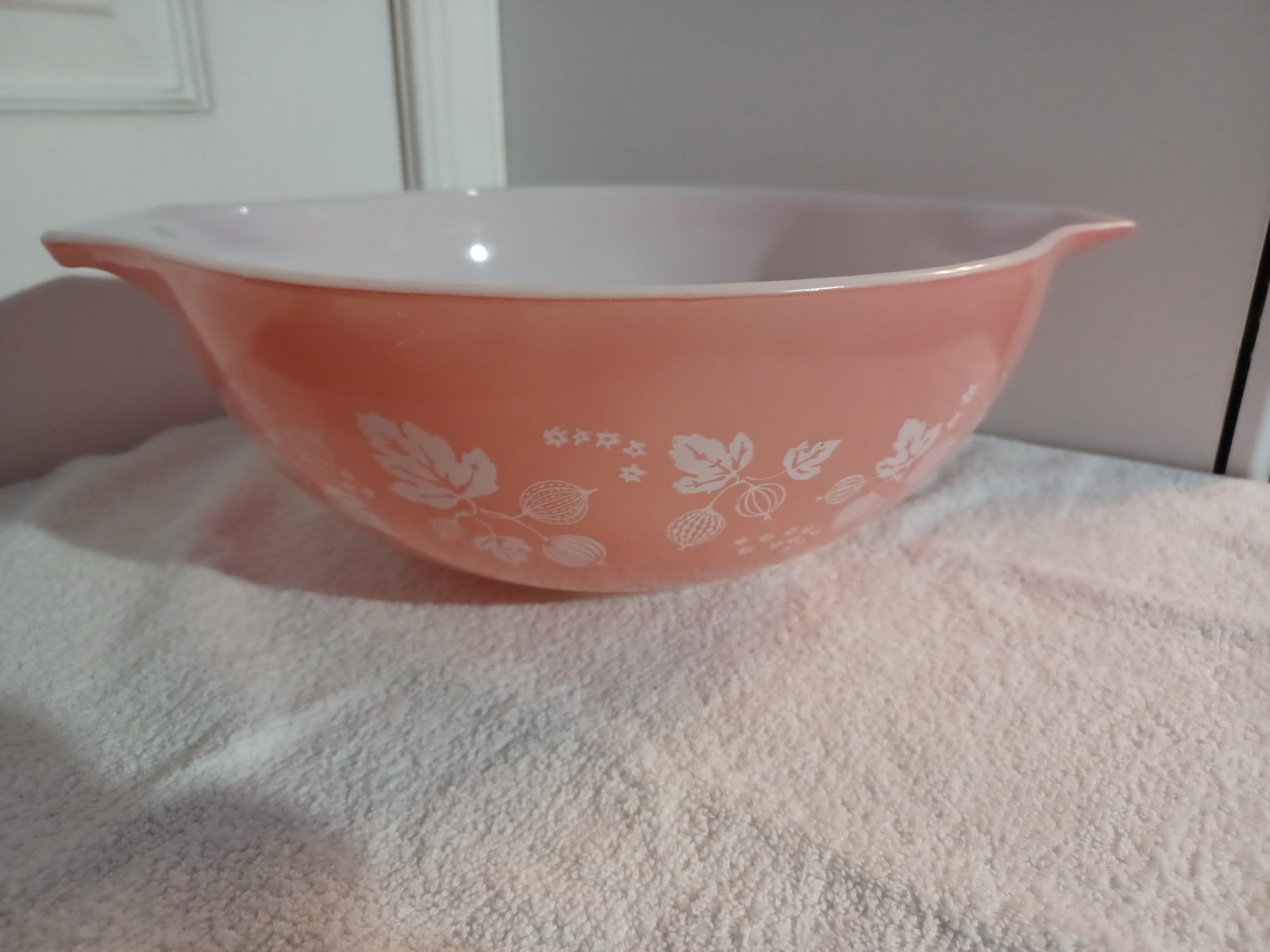 Pyrex 4QT Pink Goosberry Cinderella Mixing Bowl: Pyrex 4QT Pink Goosberry Cinderella Mixing Bowl