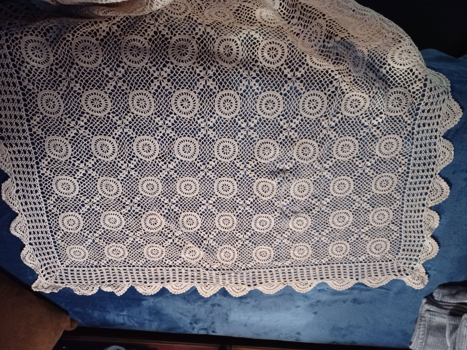 Vintage Irish Lace Table Cloth 48x62 & Napkin Rings (1 of 5)