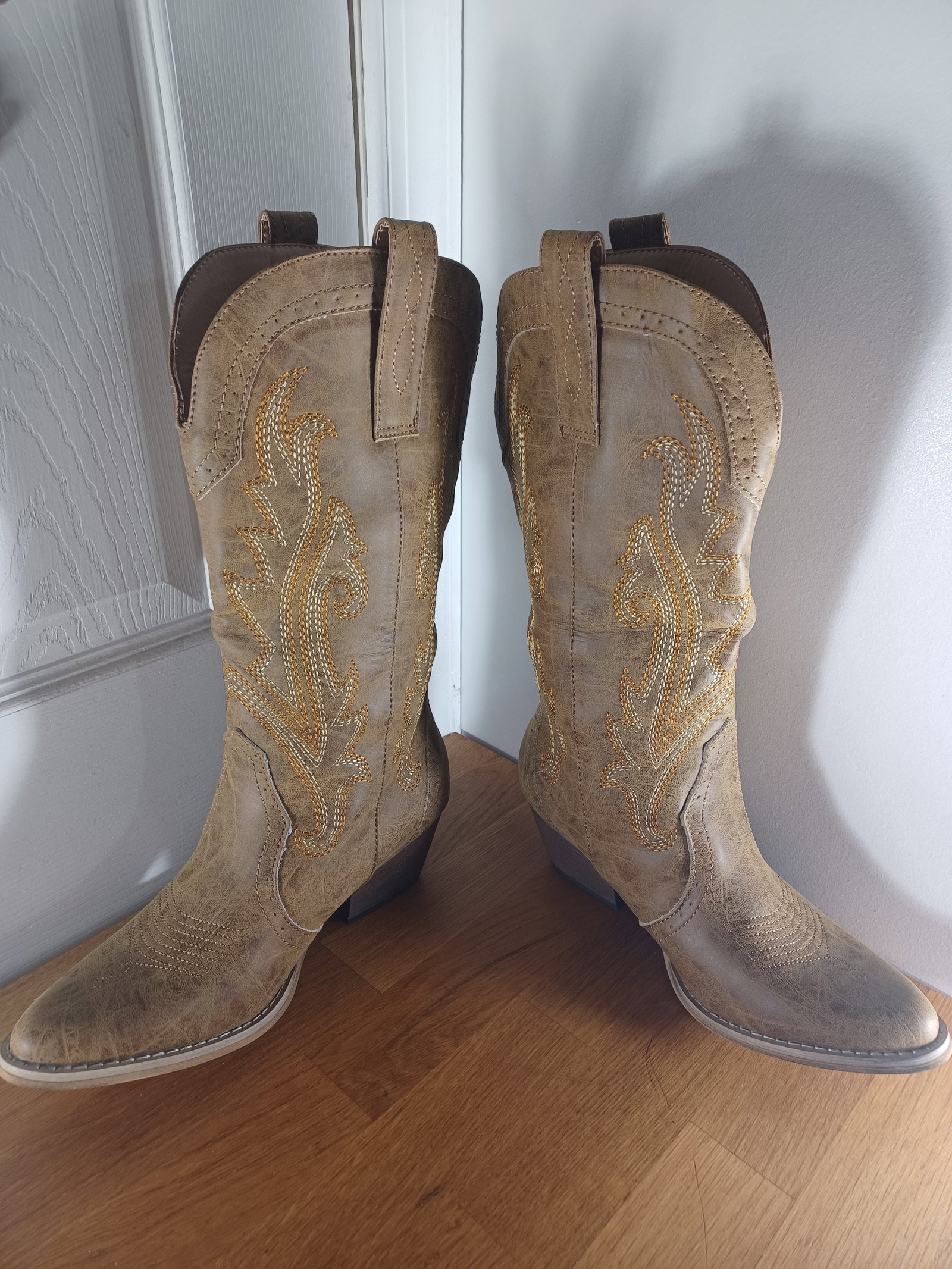 NEW in Box Womens Leather Cowboy Boots Size 8: NEW in Box Womens Leather Cowboy Boots Size 8
