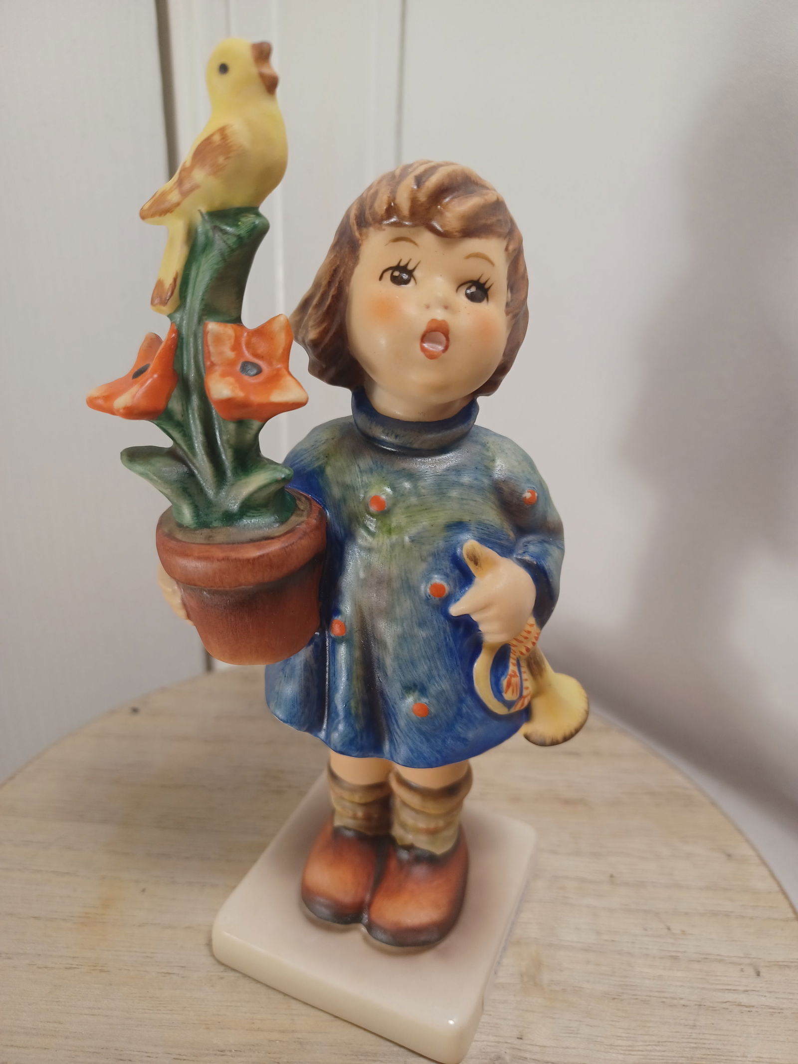 Goebel Hummel Figurine Congratulations 17/0 (1 of 7)