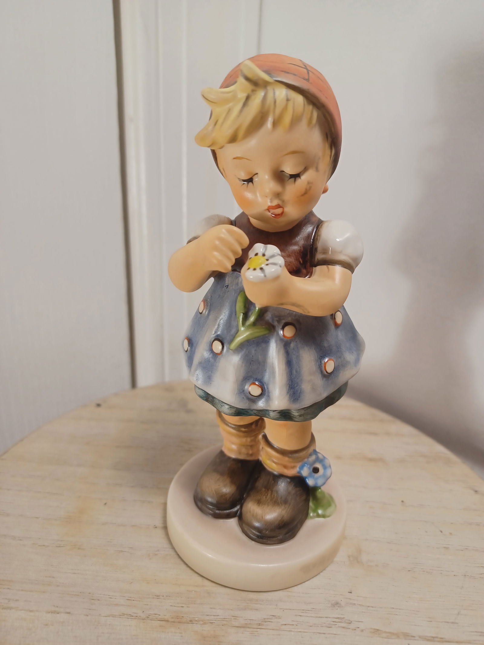 Goebel Hummel Figurine 1972 #380: Goebel Hummel Figurine 1972 #380