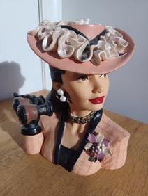 Limited Edition Cameo Girls Deluxe Lady Vase Martina 1944 Winners Circle