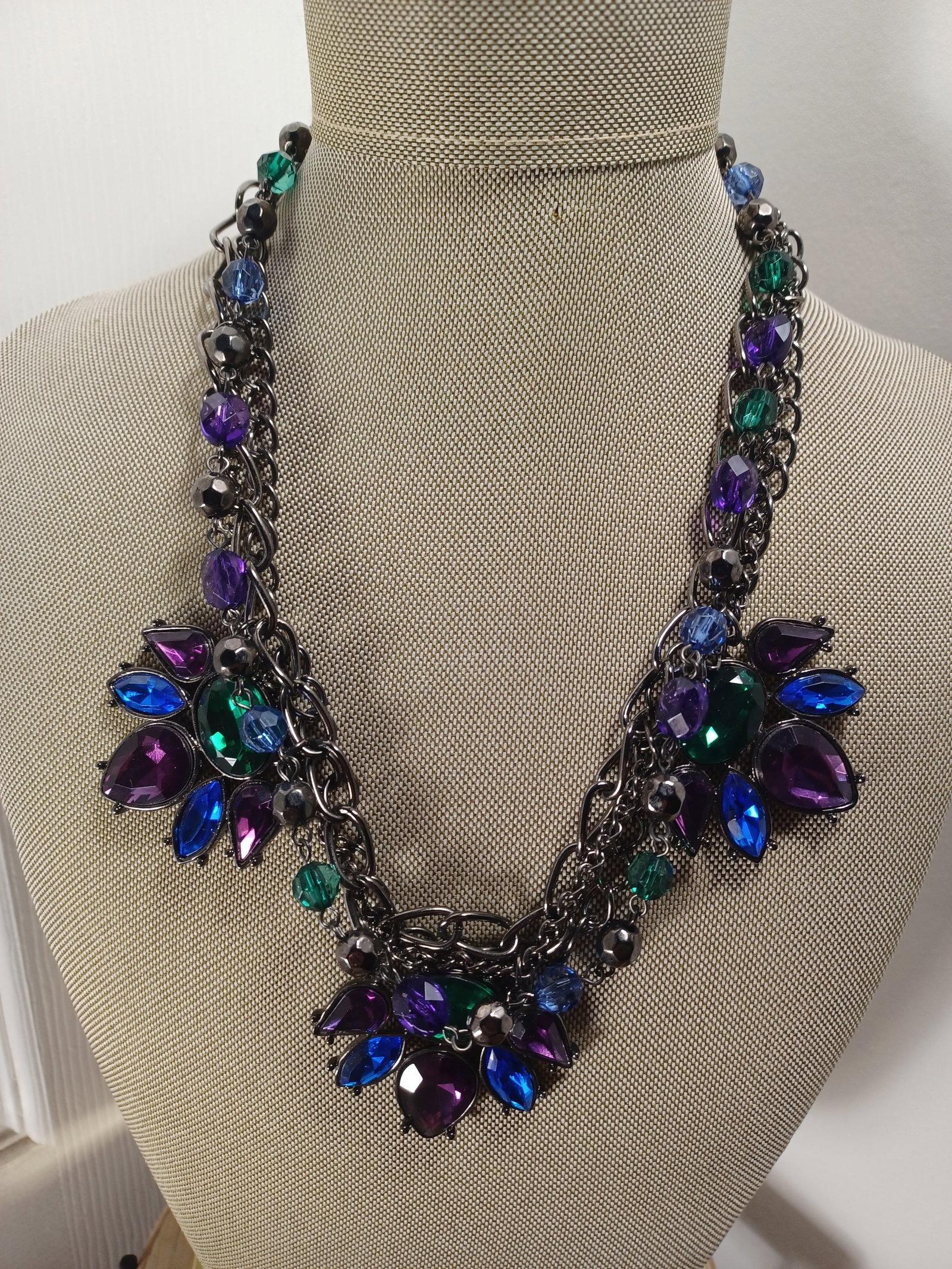 Unique Multi=Colored Rhinestone Mecklace: Unique Multi=Colored Rhinestone Mecklace