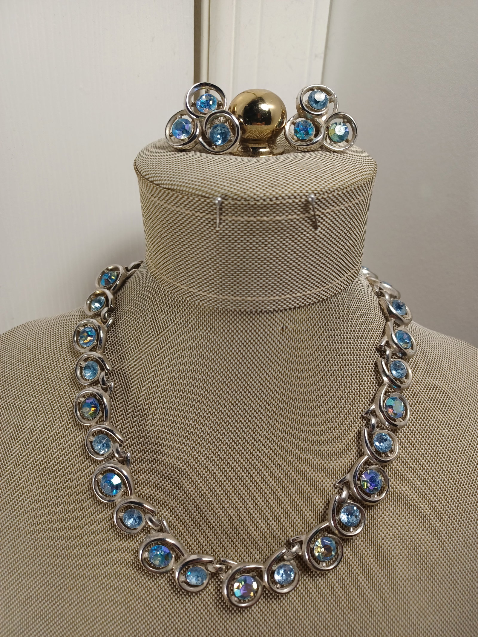Vintage Trifari Rinestone necklace & Earrings: Vintage Trifari Rinestone necklace & Earrings