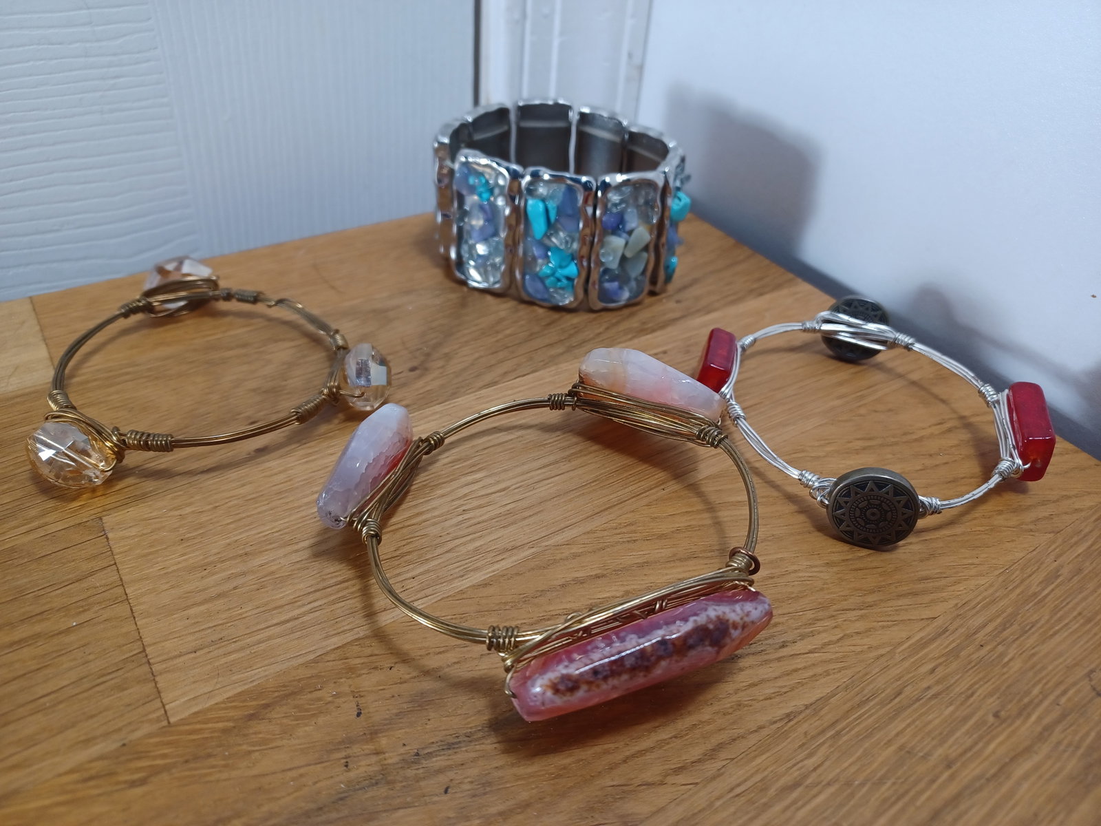 Lot of Bracelets with polished crystals & Stones: Lot of Bracelets with polished crystals & Stones
