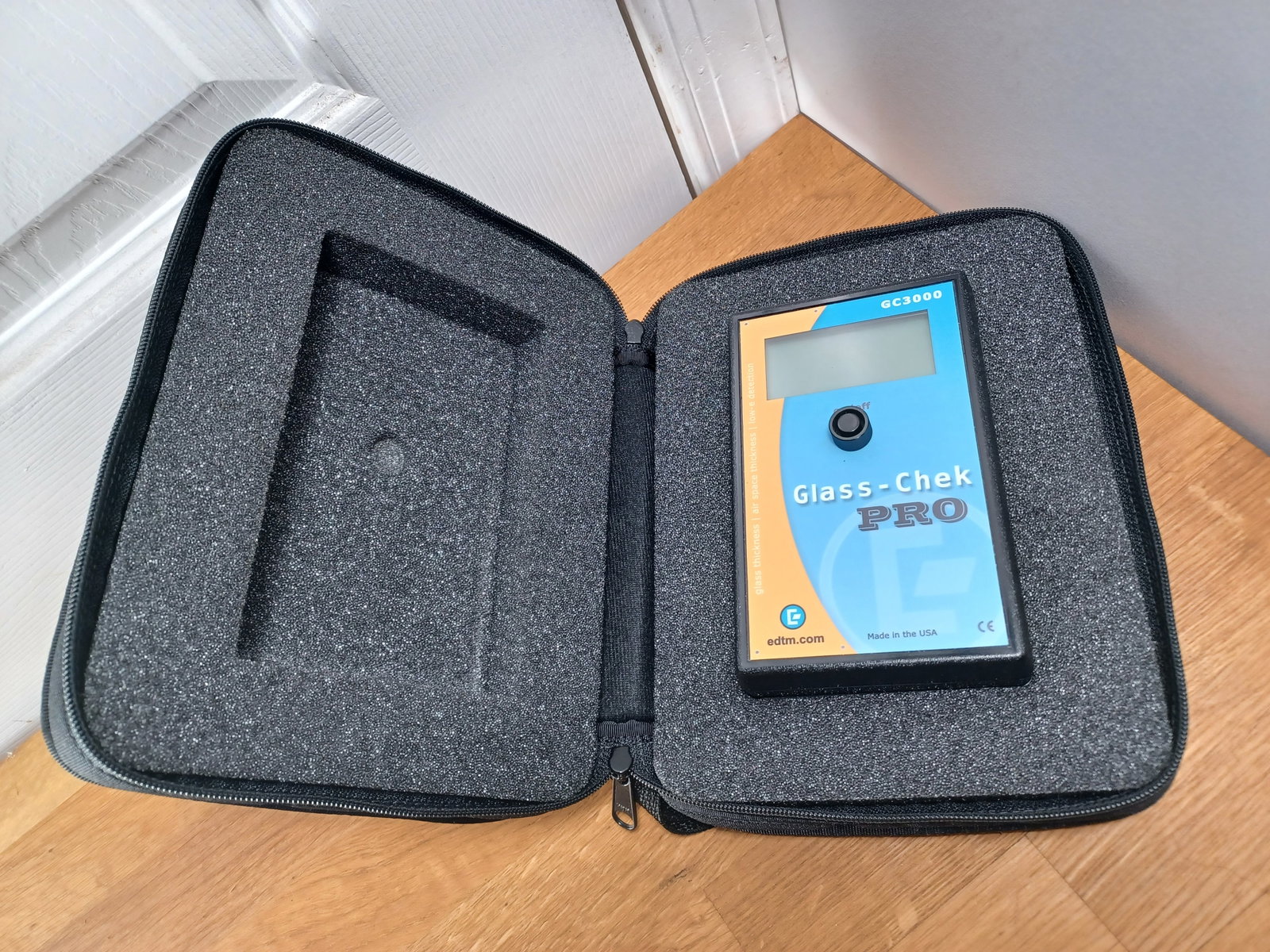 Glass Chek Pro by EDTM / Tests Thikness of window and door glass: Glass Chek Pro by EDTM / Tests Thikness of window and door glass