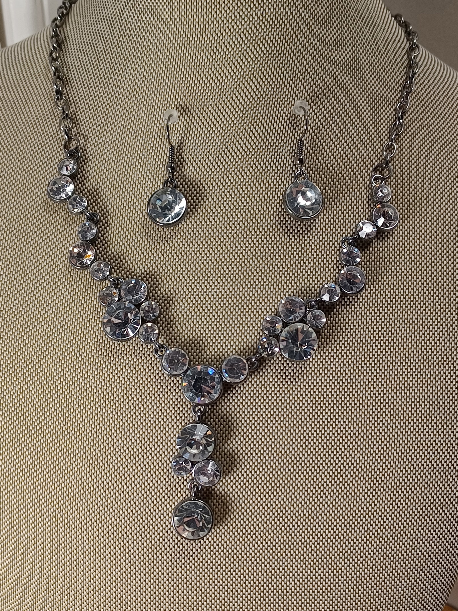 Beautiful Rhinestone Necklace and Earrings: Beautiful Rhinestone Necklace and Earrings