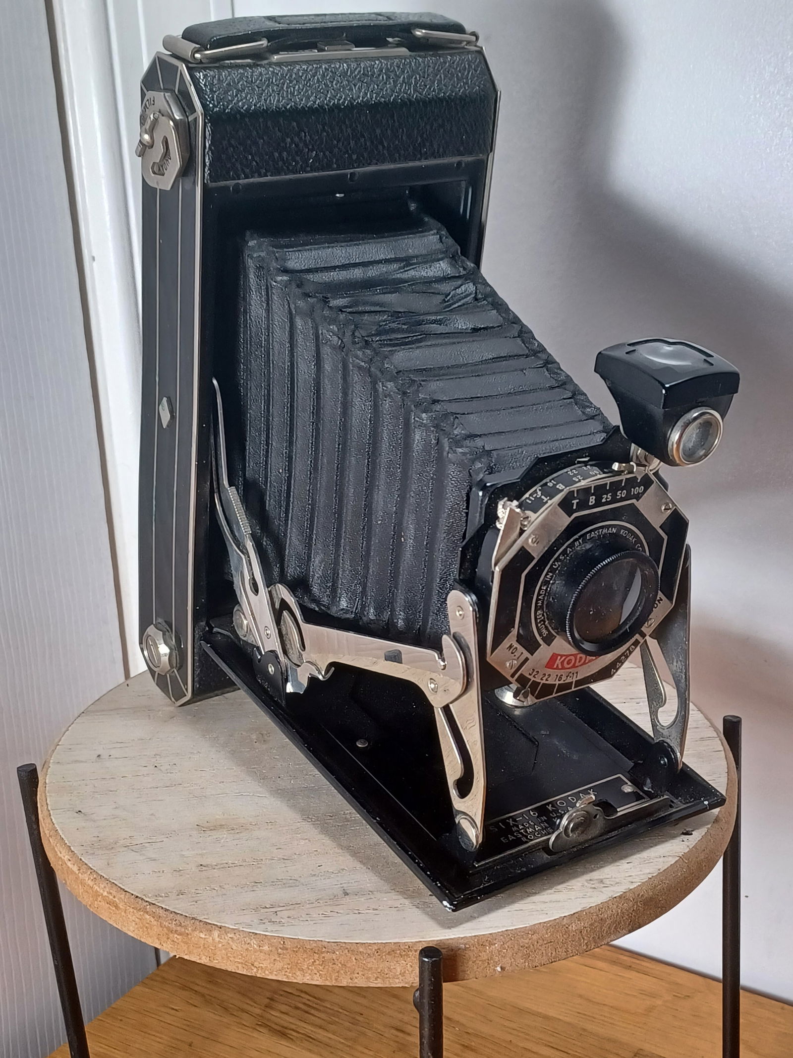 Vintage Kodak Six-16 Camera (1 of 9)