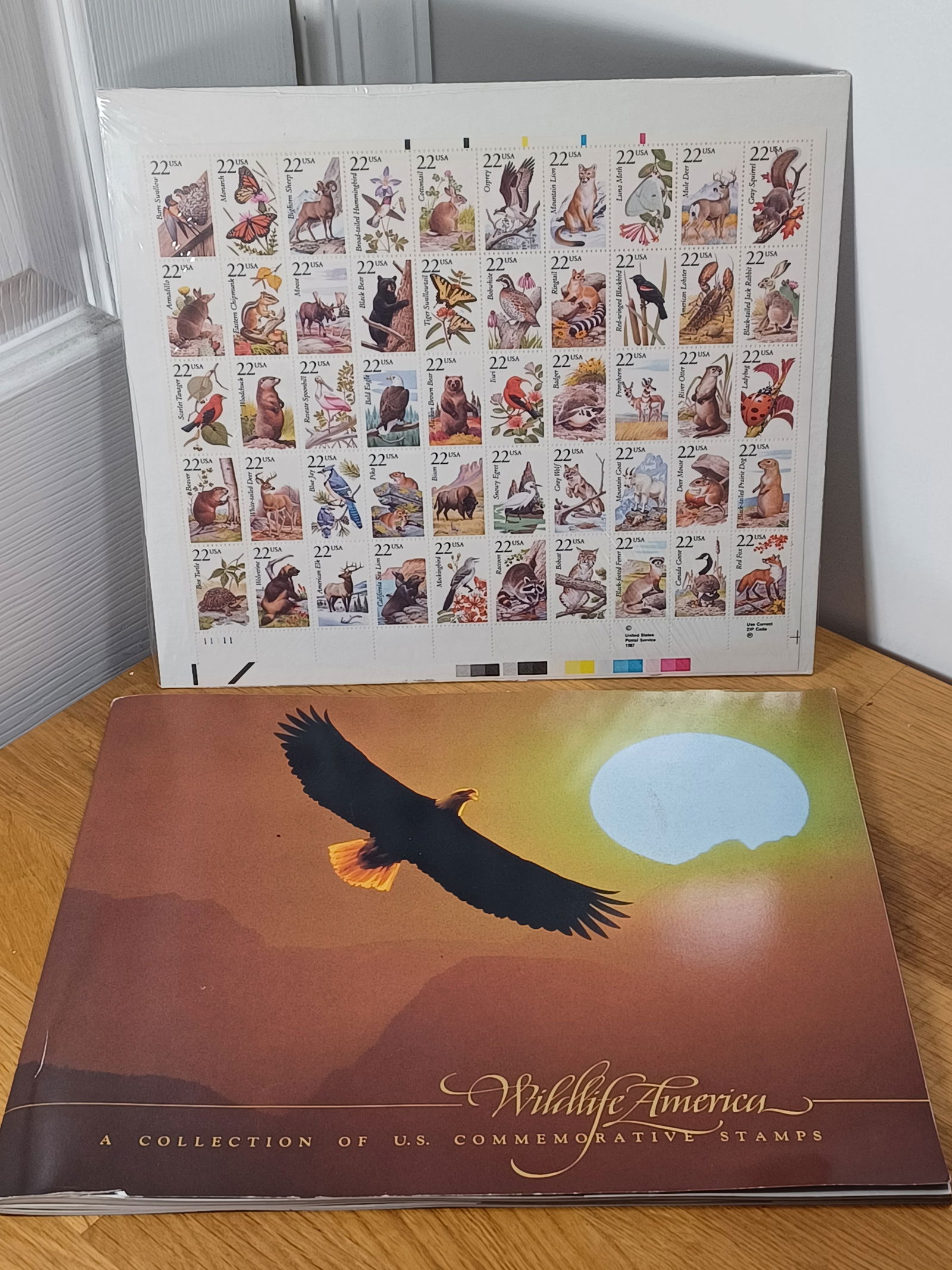 USPS Commemorative Stamp Set with Book Wildlife America (1 of 12)