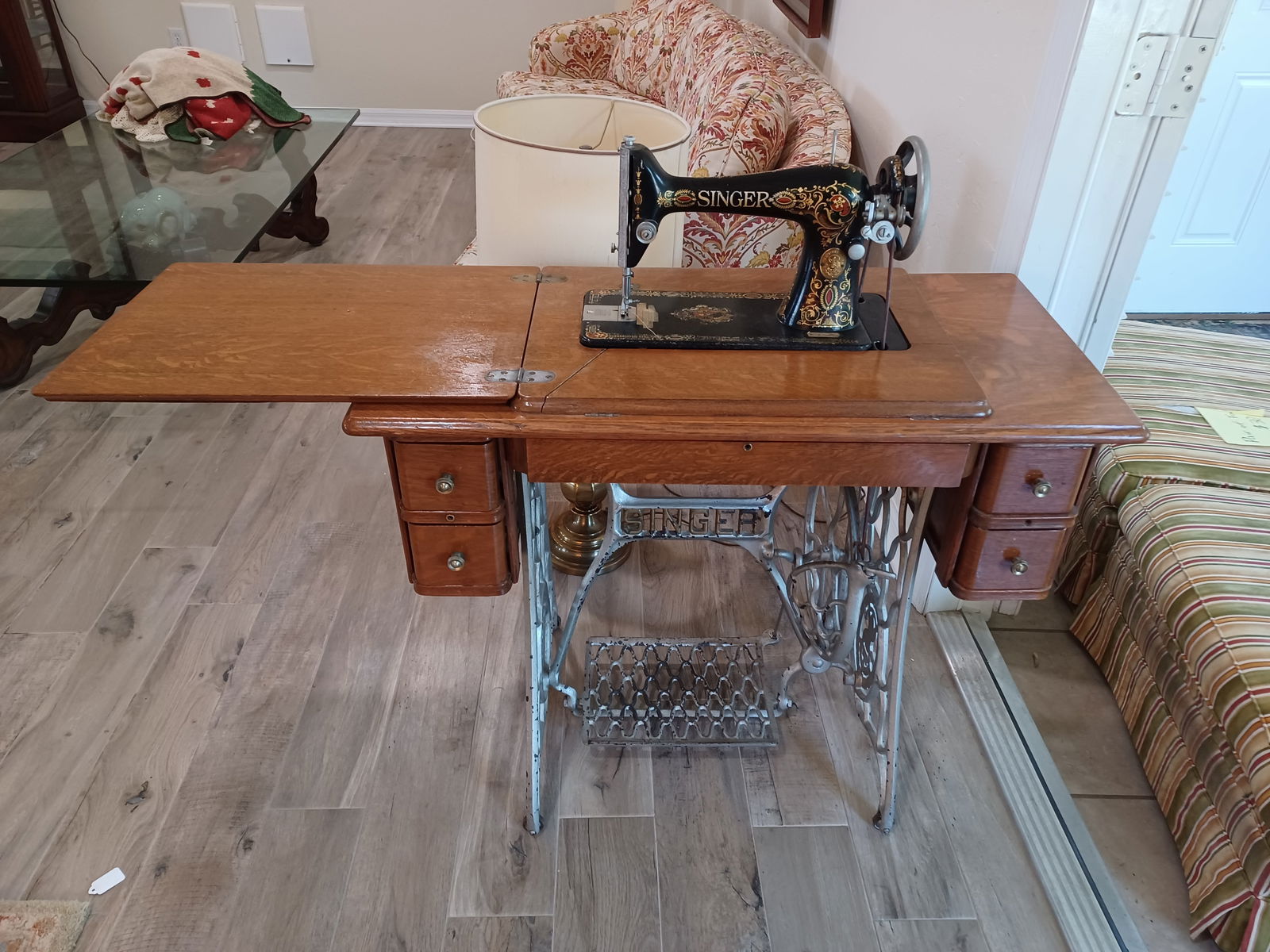 Vintage Singer Treddle Sewing Machine: Vintage Singer Treddle Sewing Machine