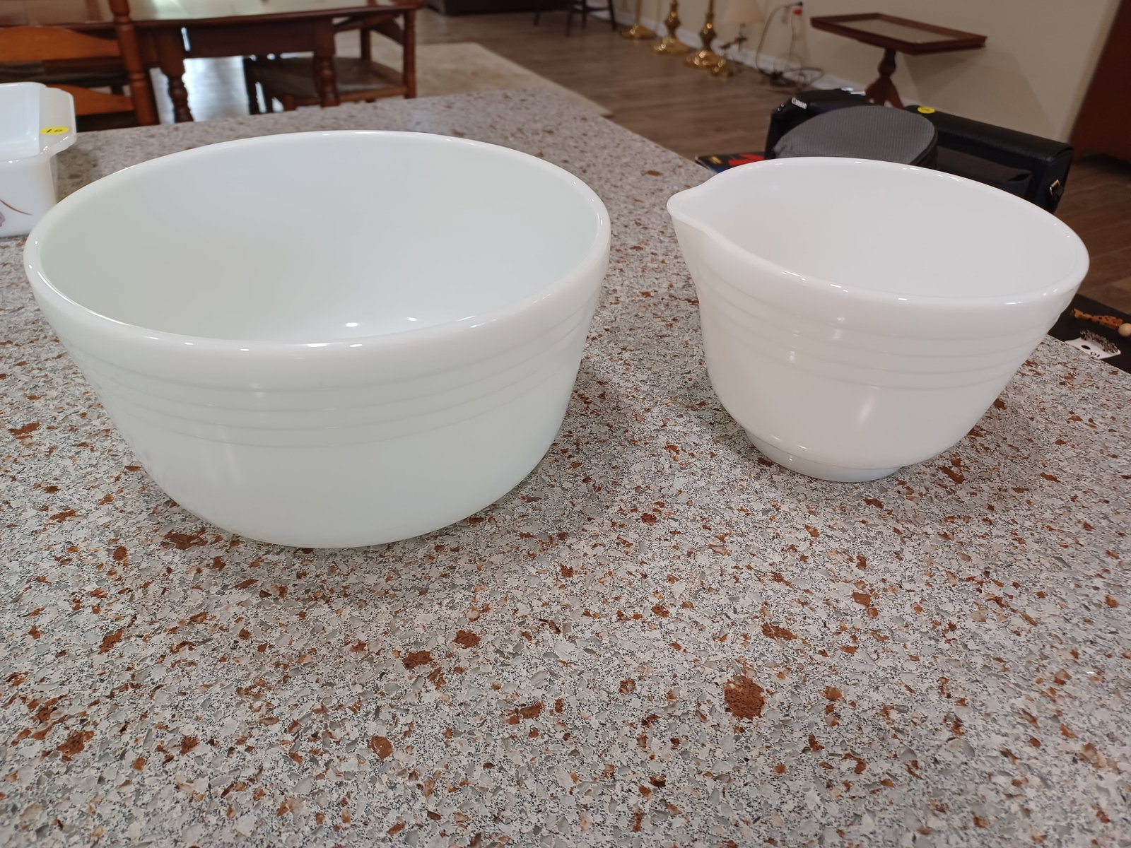 Lot Milk Glass Pyrex Bowl and Milkglass Pouring Bowl: Lot Milk Glass Pyrex Bowl and Milkglass Pouring Bowl
