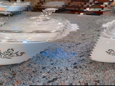 Corning Ware 1.5 Qt Casserole / lid chipped