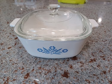 Corning Ware 1.5 Qt Casserole / lid chipped