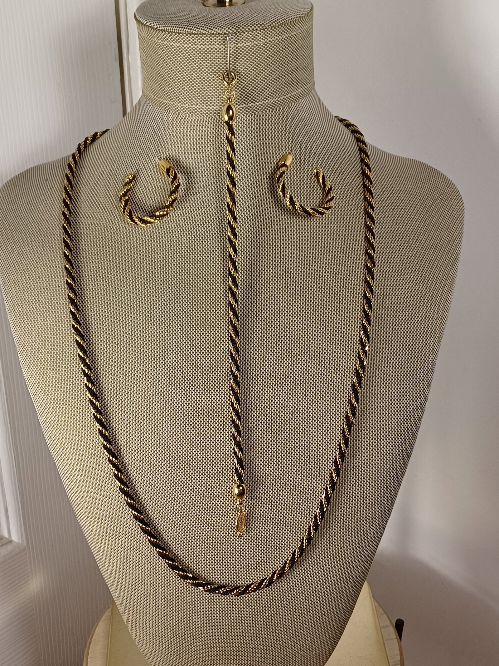 Beautiful Napier Necklace Earring & Bracelet Set (1 of 6)