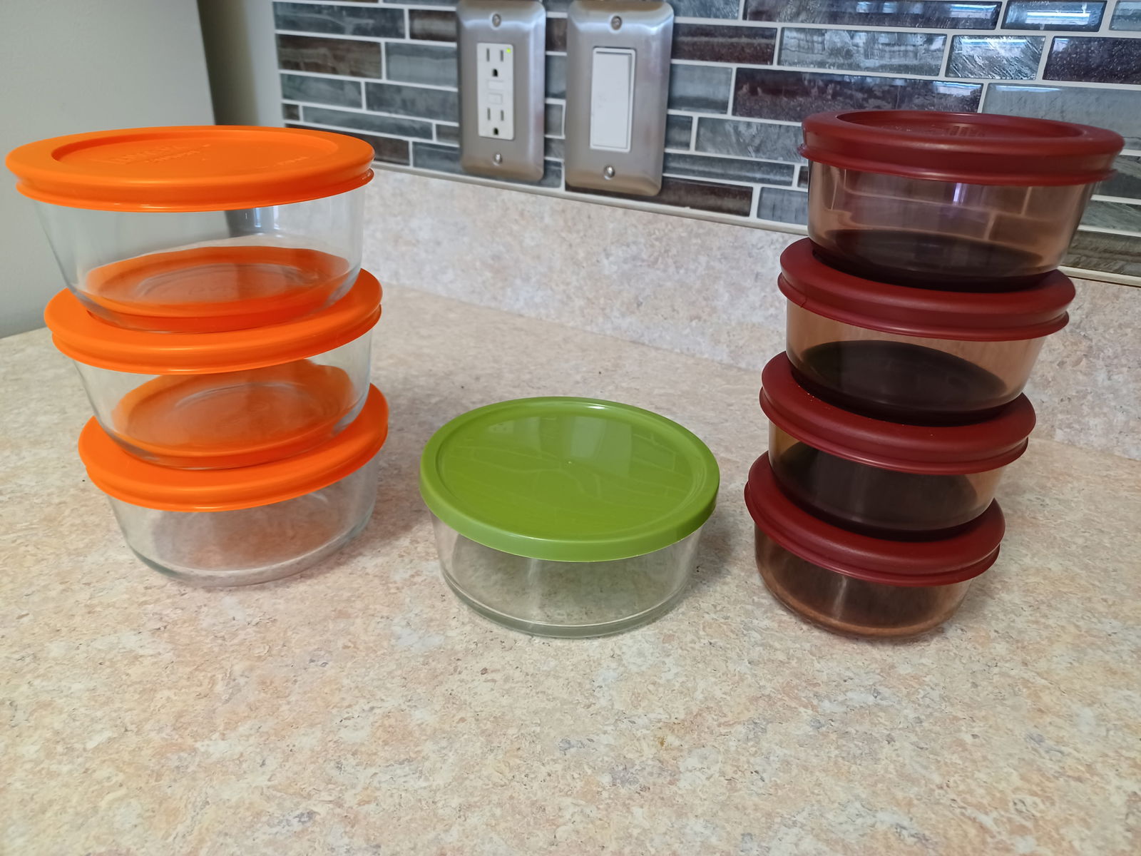 Lot of Pyrex Containers with Lids: Lot of Pyrex Containers with Lids