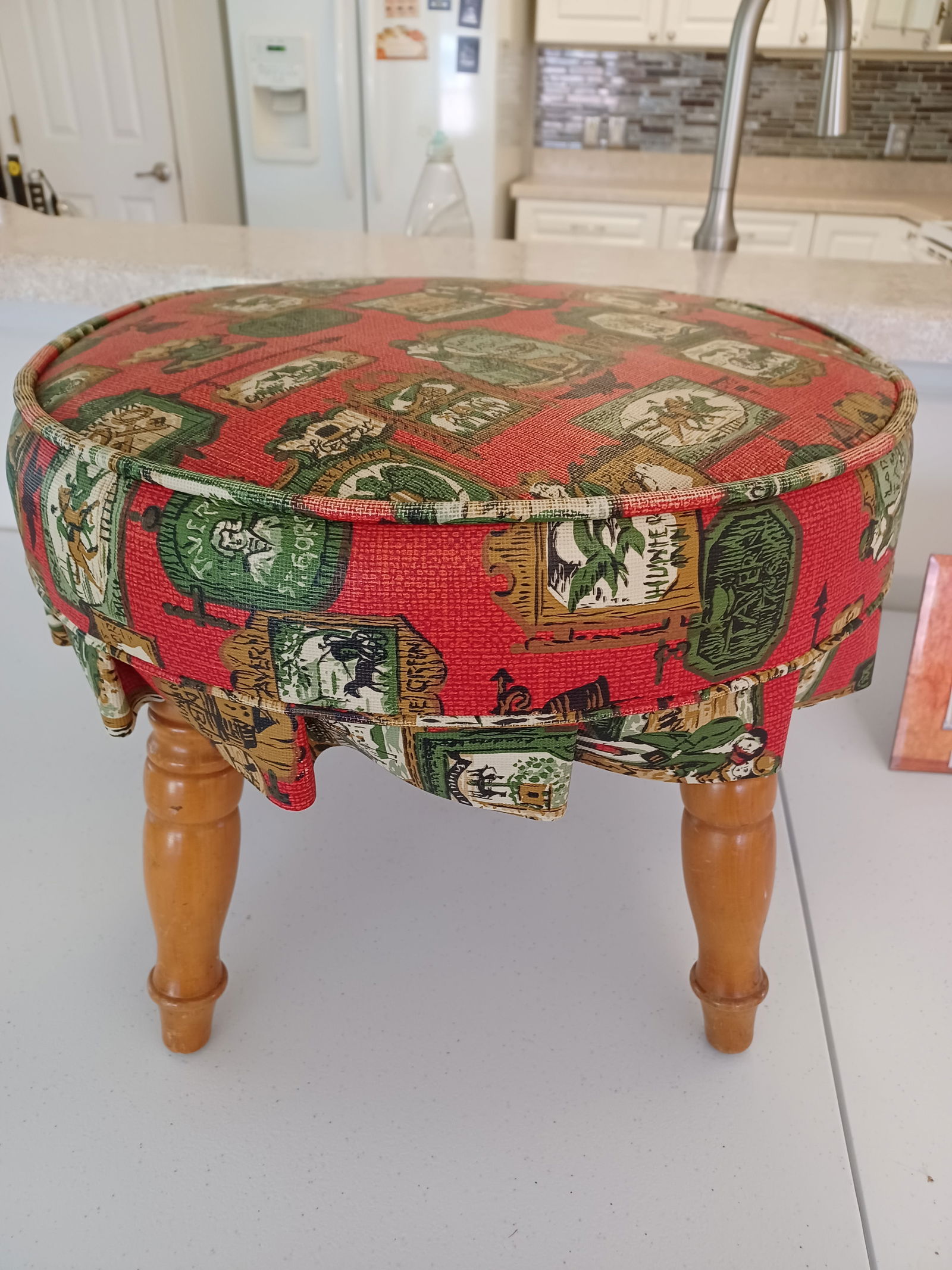 Vintage 1070's Colonial Style Stool: Vintage 1970's Colonial Style Stool