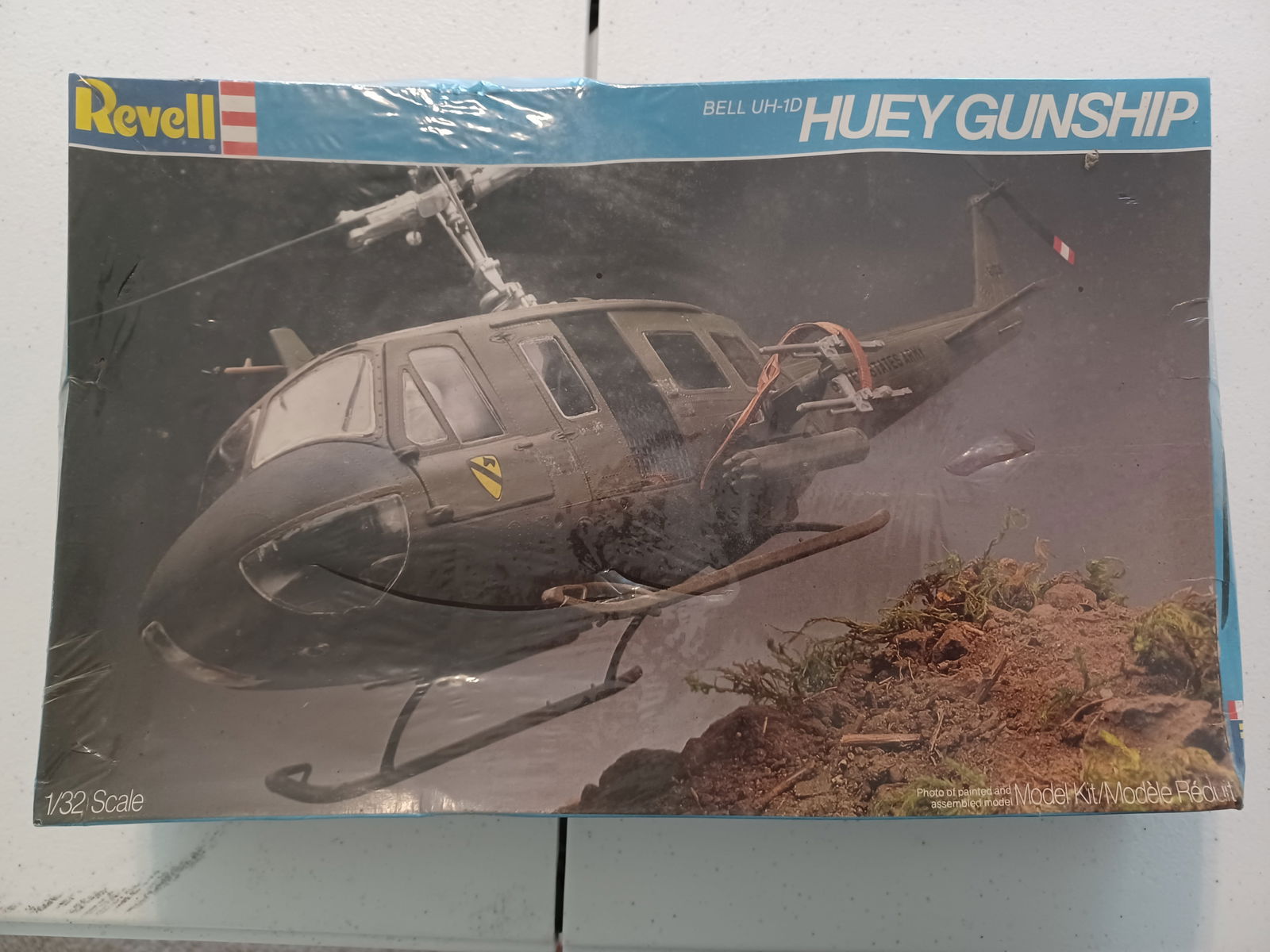 NEW SEALED Bell UH-1D Huey Gunship Model: NEW SEALED Bell UH-1D Huey Gunship Model
