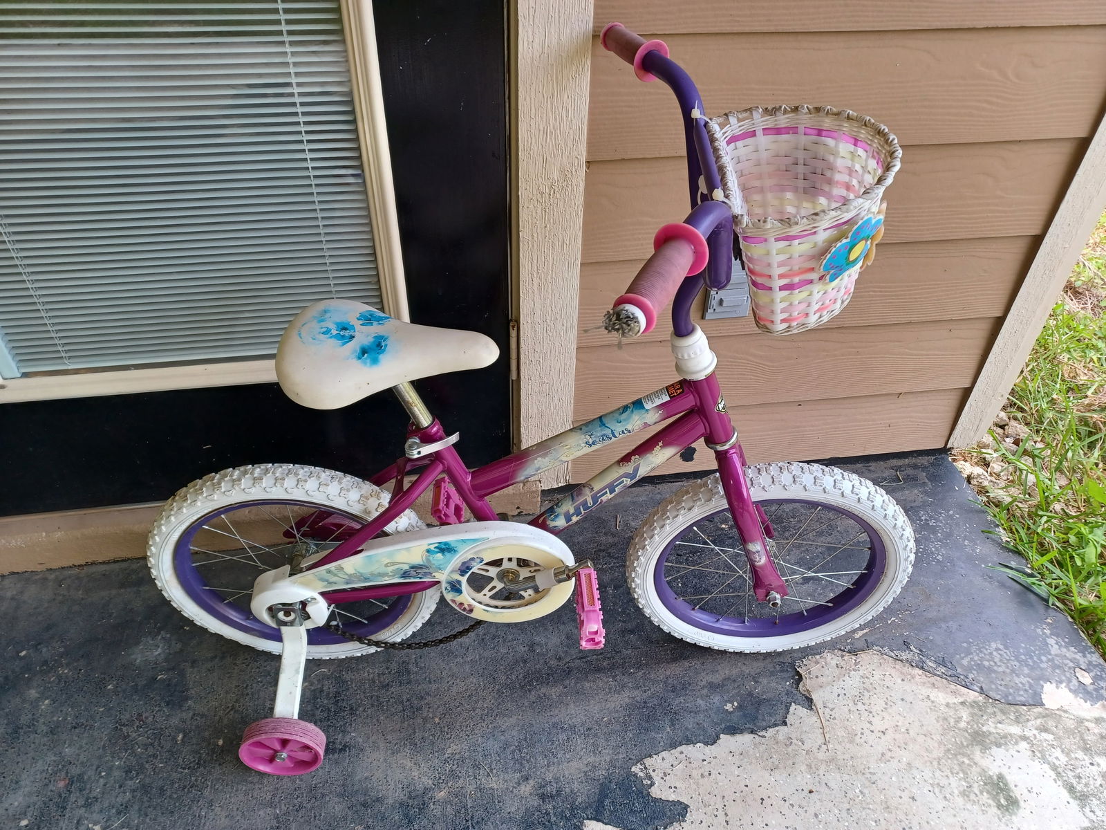 Childs Huffy Bike/ Chain needs put back on/ see photos (1 of 8)
