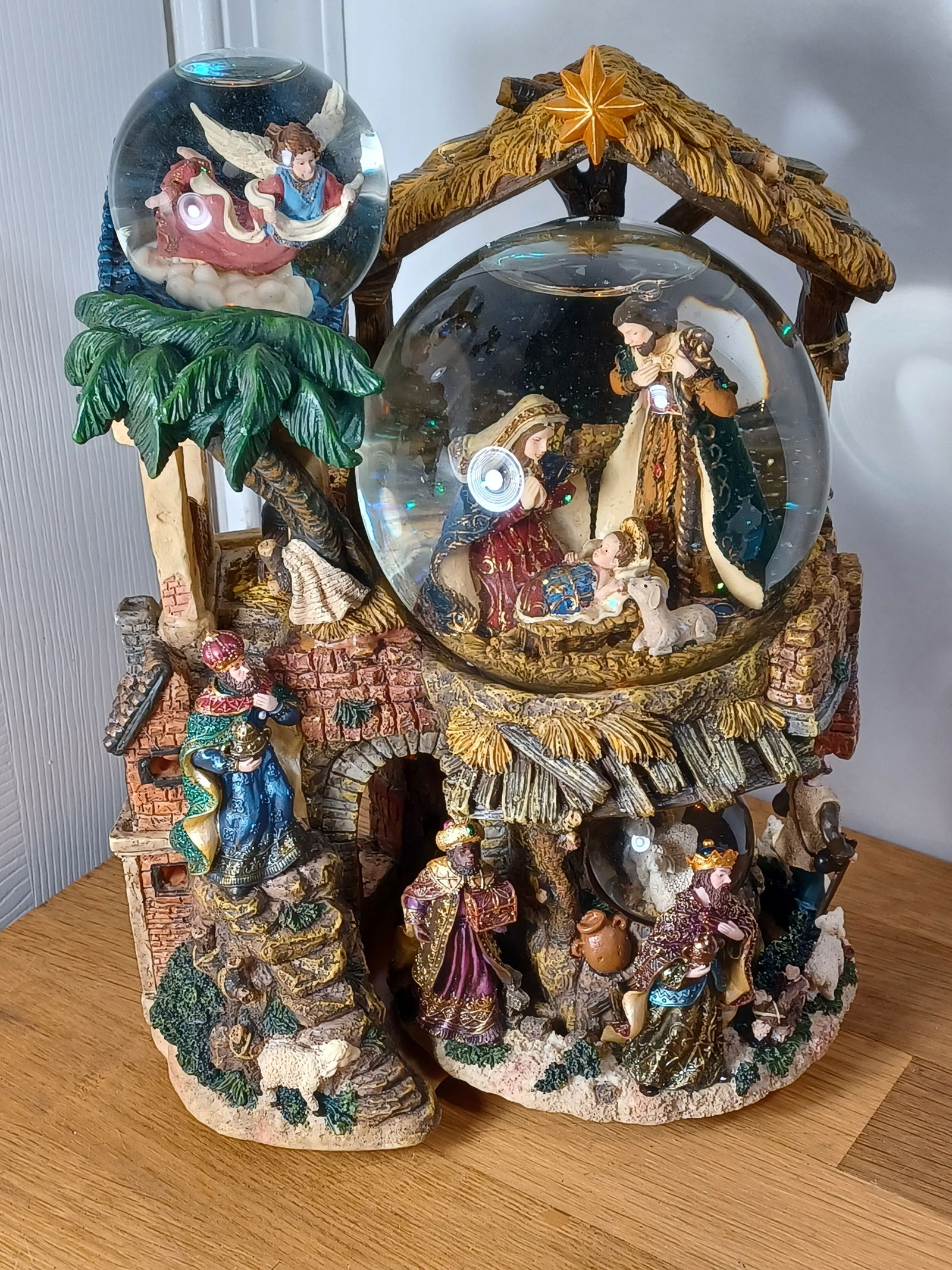 Nativity Snow Globe Light (1 of 9)