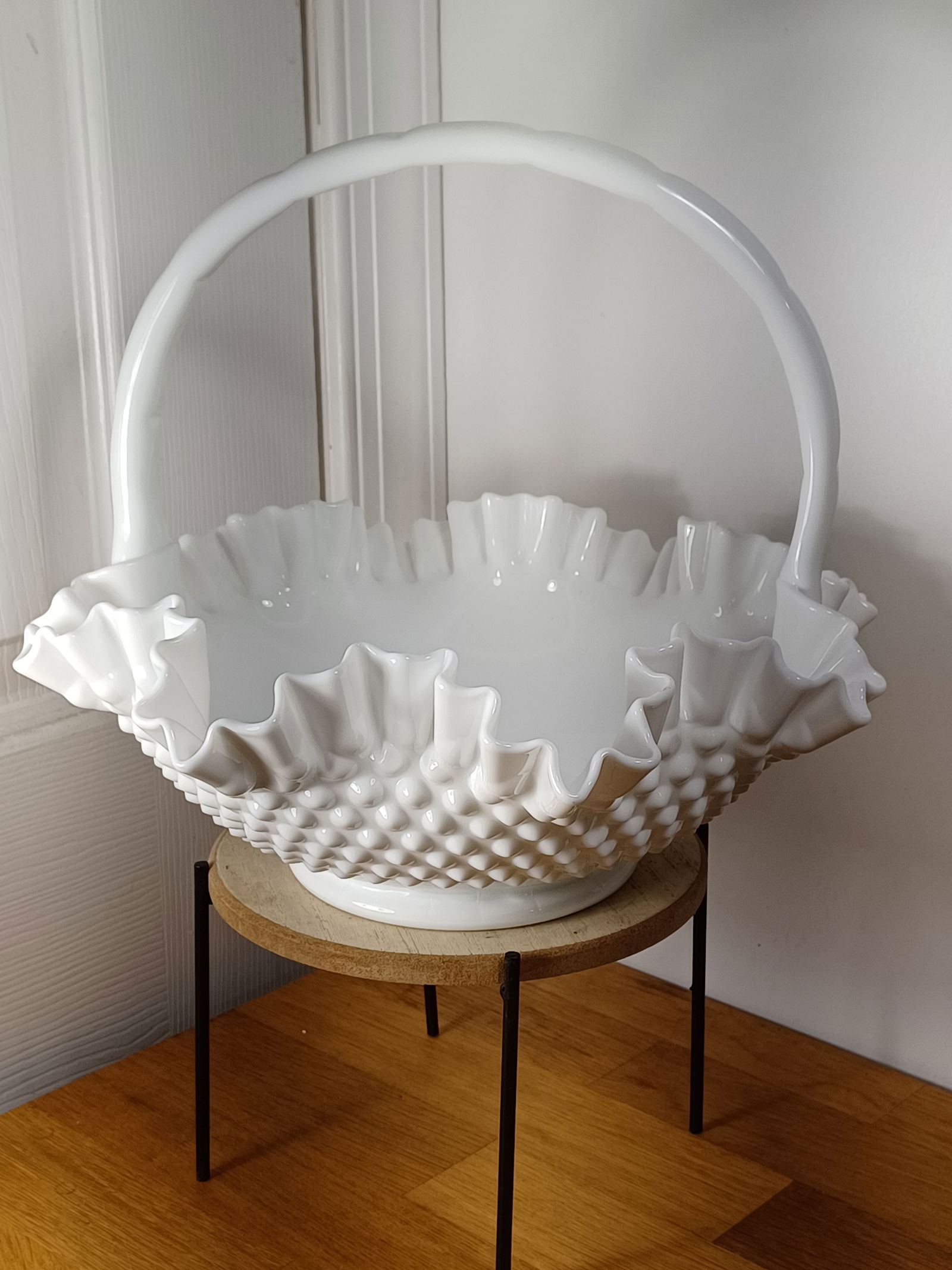 Large Fenton Hobnail Milkglass Basket/ no mark found (1 of 9)