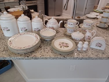 Beautiful Martha Stewart China Set 29 Pieces