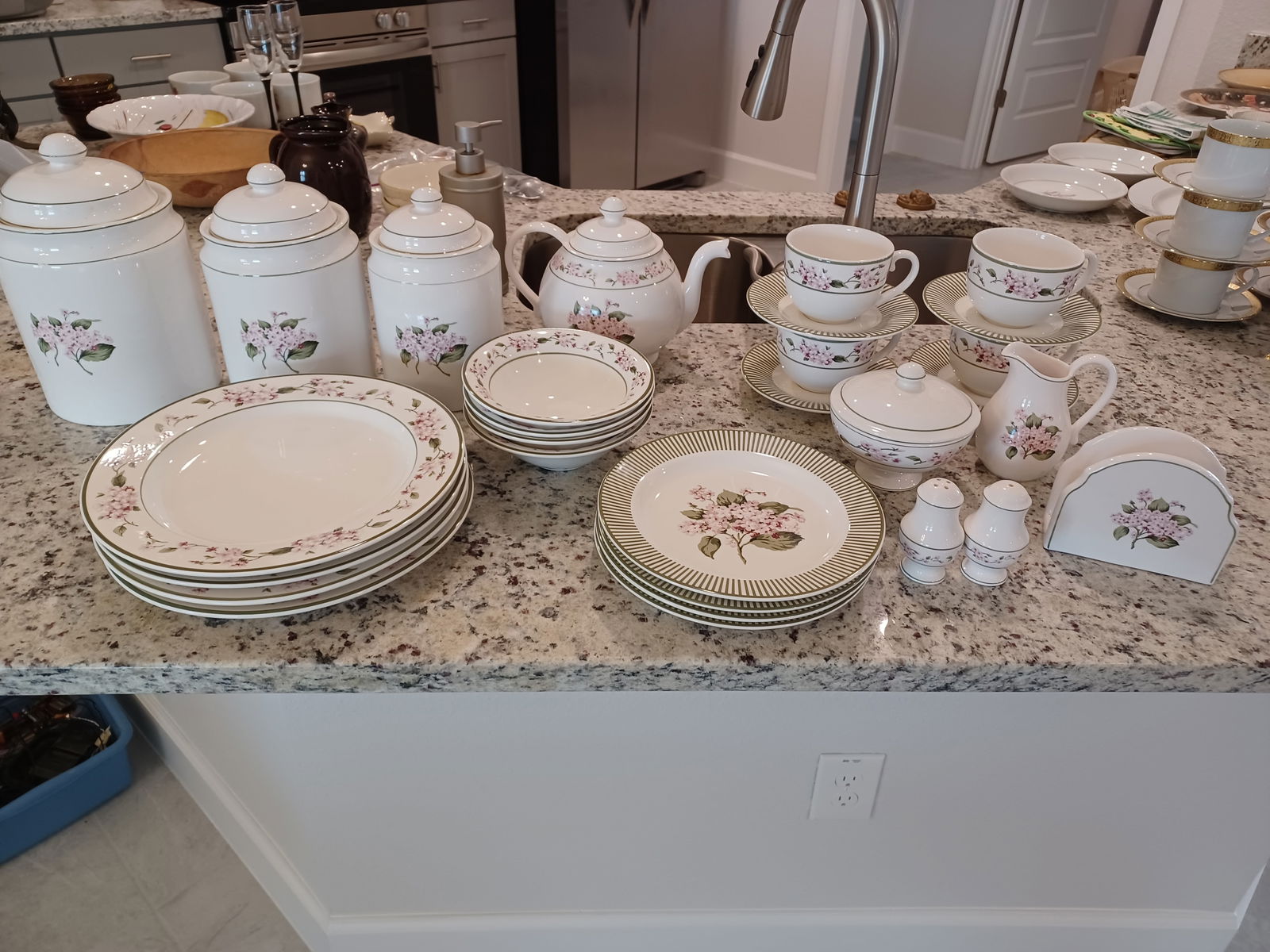 Beautiful Martha Stewart China Set 29 Pieces (1 of 9)