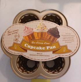 NEW William Sonoma Ice Cream Cone Cupcake Pan
