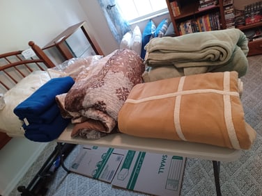 Large Lot of Full / Queen Blankets & Spreads