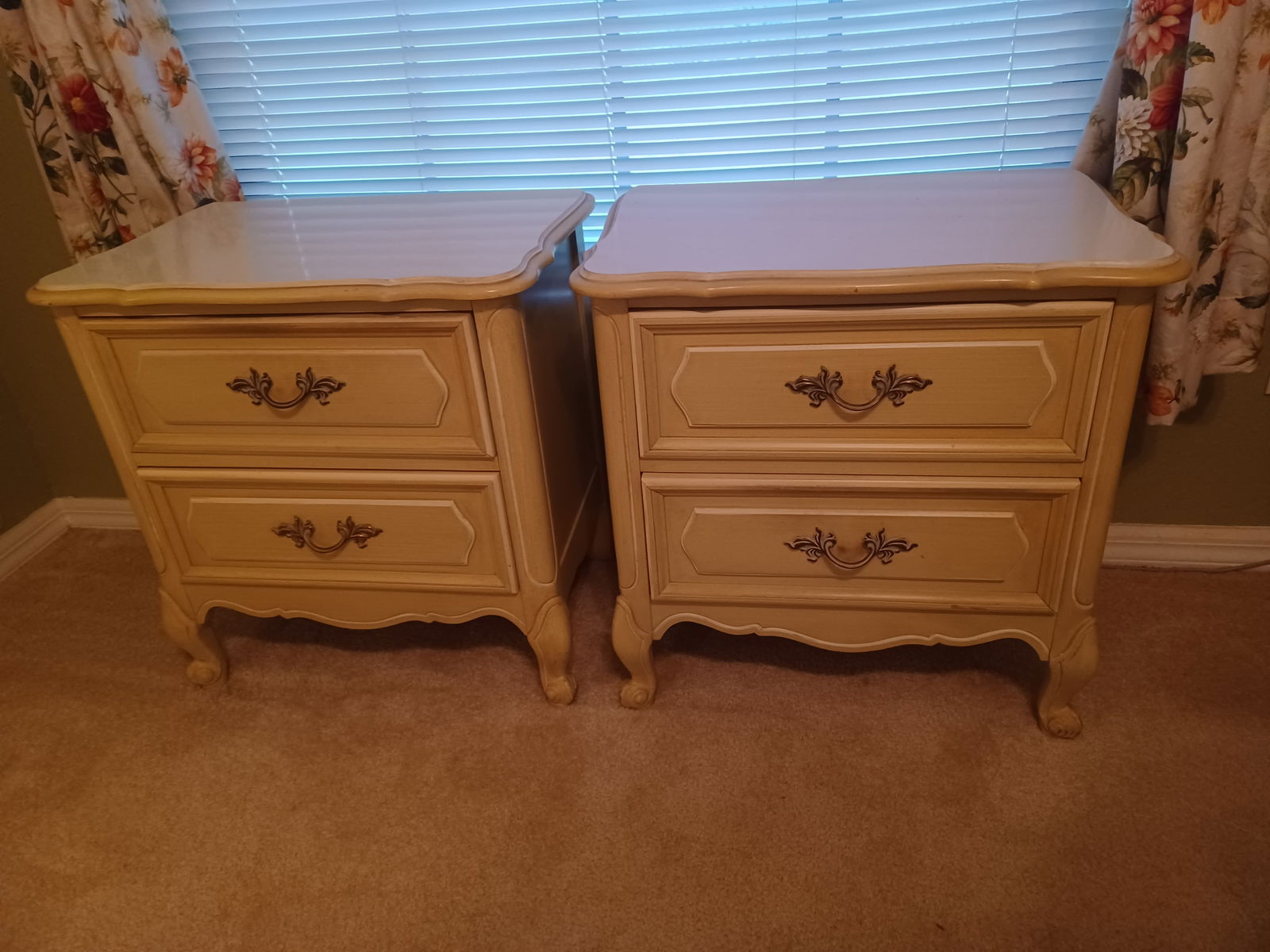Vintage set of 2 Night Stands (1 of 6)