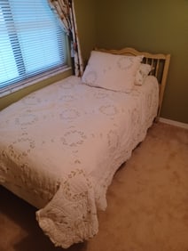 Twin Bed / Sealy Mattress & Box/ includes all bedding