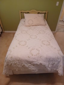 Twin Bed / Sealy Mattress & Box/ includes all bedding
